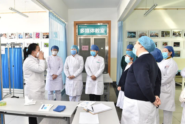嚴謹研練 筑牢防線——和濟醫院第二批支援發熱門診醫務人員加強崗前培訓，聚焦教學演示用品規范操作